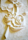 Róże dla Maryi – płaskorzeźba z gipsu ceramicznego (3)