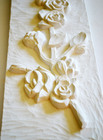 Róże dla Maryi – płaskorzeźba z gipsu ceramicznego (4)