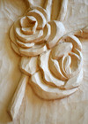 Róże dla Maryi – płaskorzeźba z drewna lipowego (3)