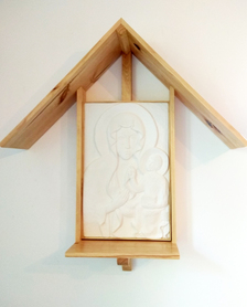 Kapliczka Ogrodowa nr 1 – płaskorzeźba z gipsu ceramicznego