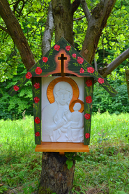 Kapliczka Ogrodowa nr 3 – płaskorzeźba z gipsu ceramicznego